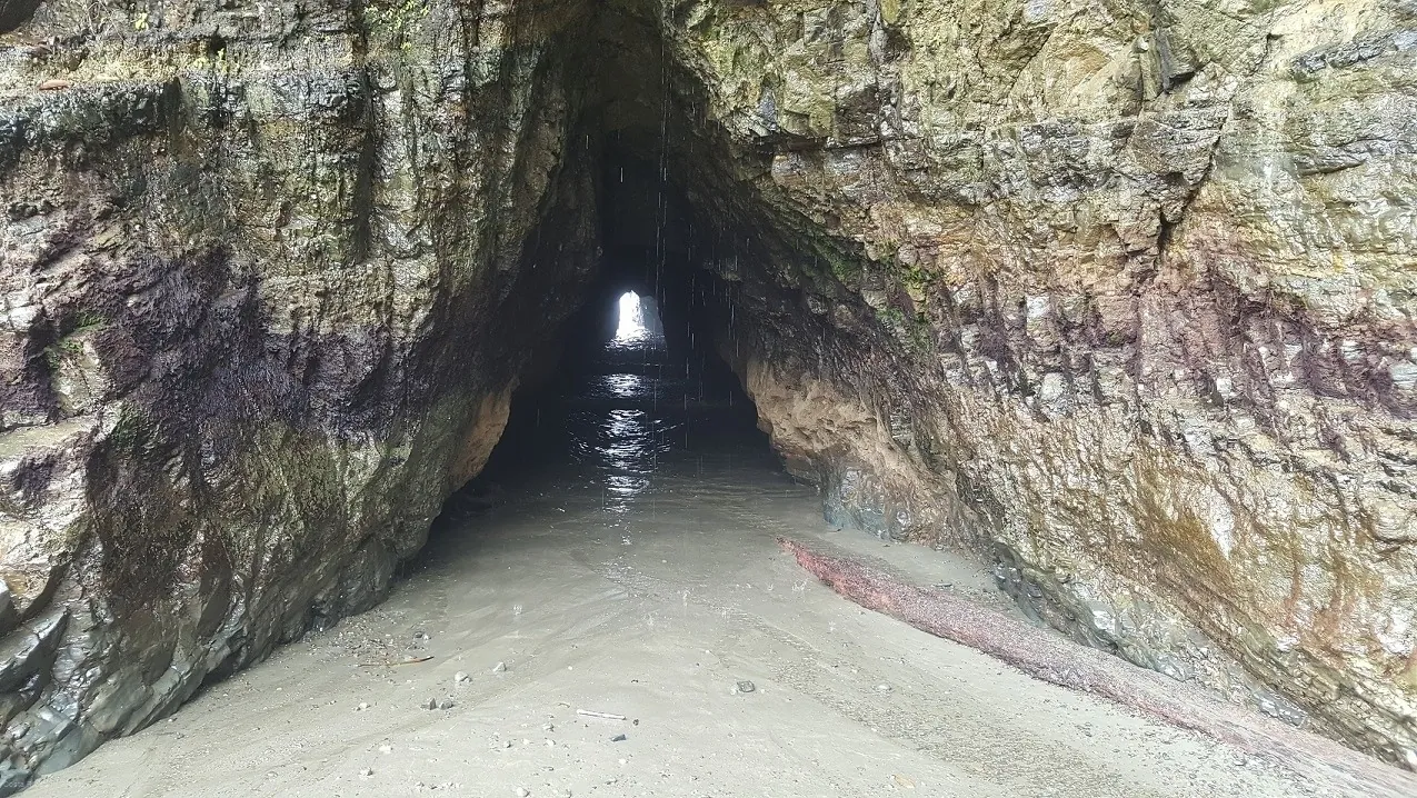 Playa Ventanas caves
