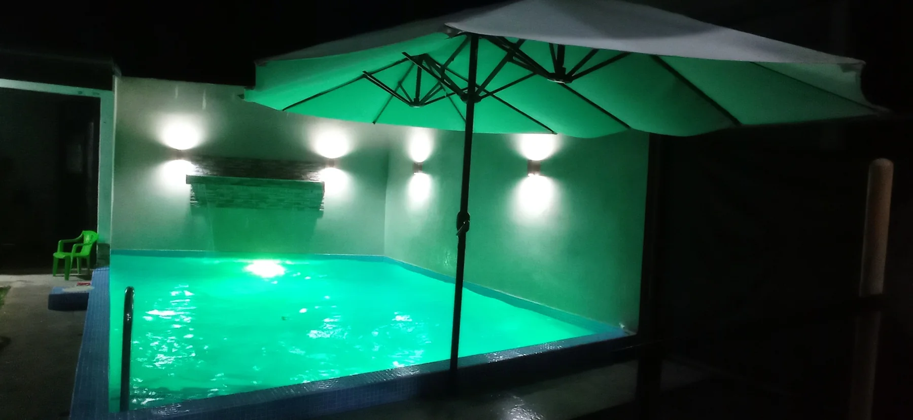 Piscina iluminada de noche