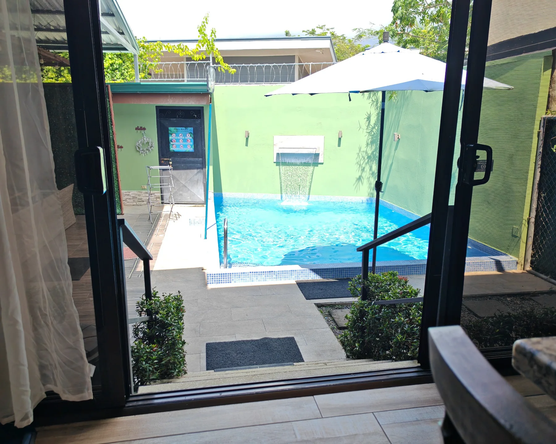 Vista hacia la piscina desde el interior